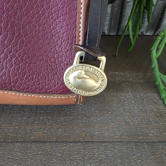 Vintage Dooney And Bourke AWL Zip Top Crossbody/Shoulder Bag In Burgandy - Picture 3 of 13